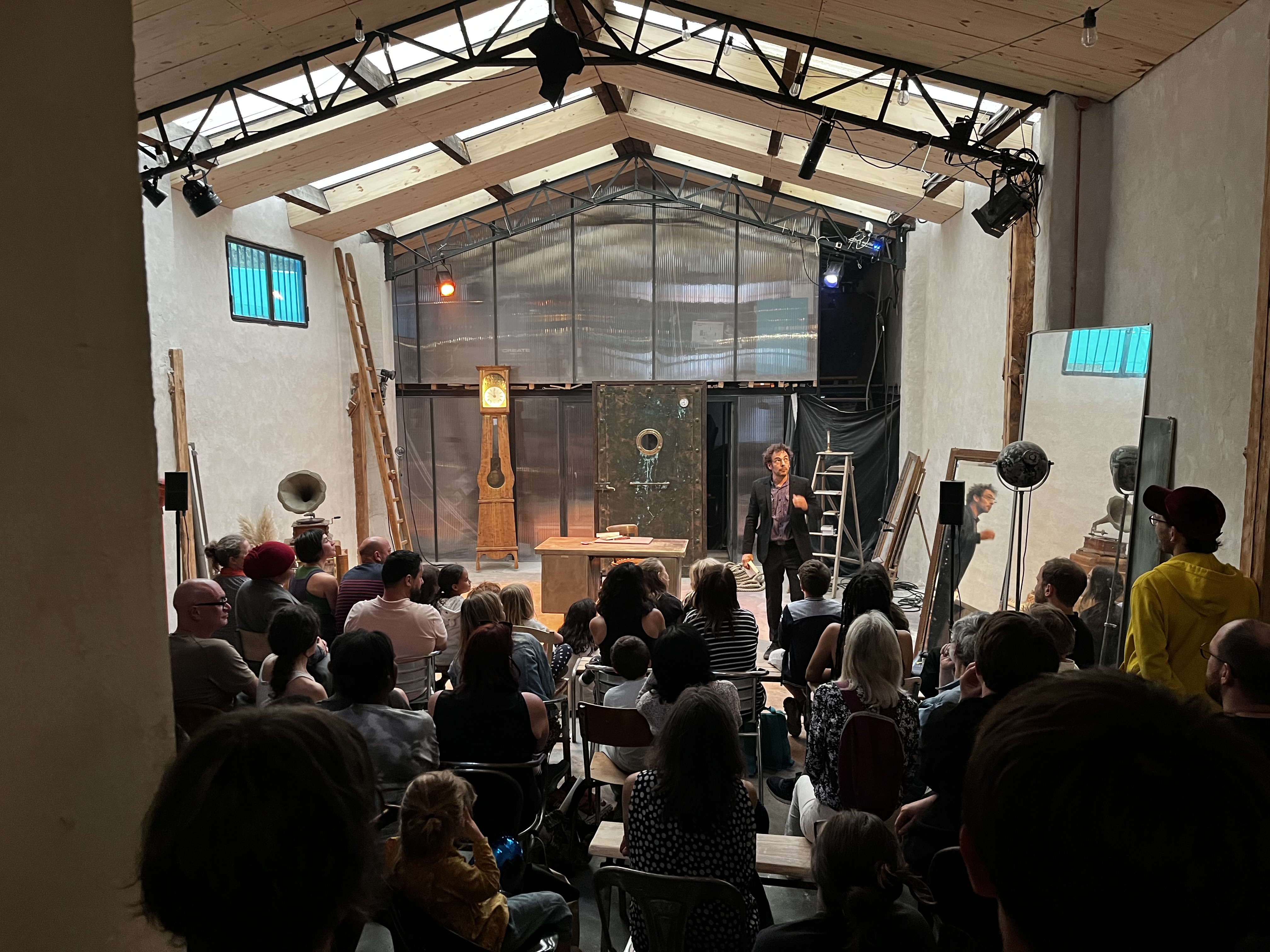 "La parenthèse d'oubli" - Plongez dans l'univers de l'Idéaliste, école de magie nouvelle à Marseille. Découvrez un espace unique
dédié à la formation, aux résidences et aux représentations de la compagnie MicroFocus. Éveillez votre curiosité et
explorez l'art magique sous un nouveau jour